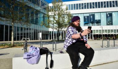Andrew devant la bibliothèque Alexis de Tocqueville, située sur le port de Caen ©Eric Biernacki_Région Normandie
