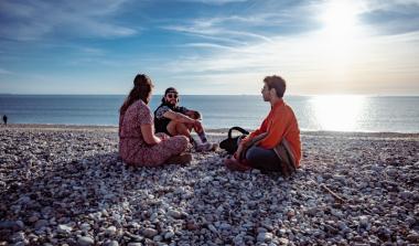 Yacine entre amis sur la plage de Sainte-Adresse au Havre ©Arnaud Tinel-Région Normandie