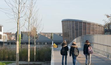 3 lycéens vont en cours