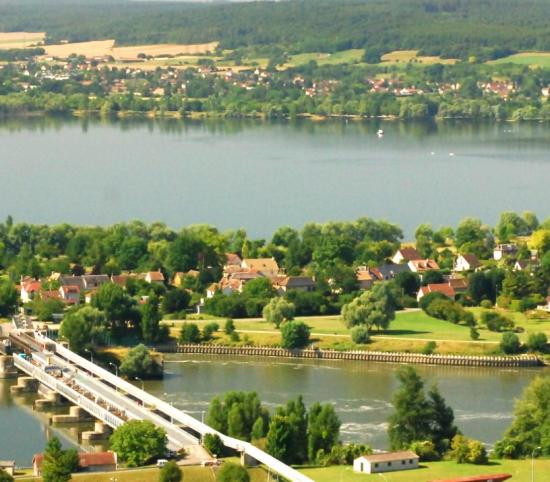 Vue d'une ville normande illustrant l'aménagement durable du territoire