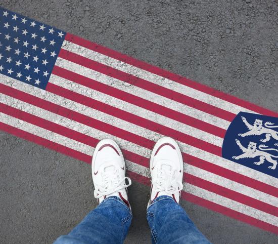 Drapeaux des Etats-Unis et de la Région Normandie